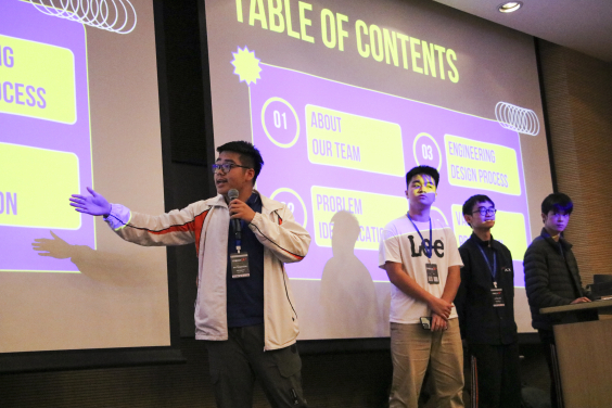 決賽隊伍向評審團進行現場演示